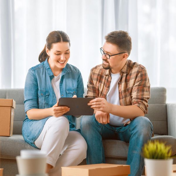 couple-are-moving-to-new-apartment-2022-01-19-20-13-19-utc.jpg