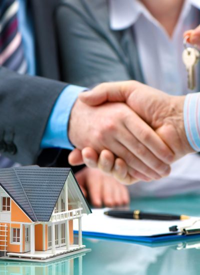 Estate,Agent,Shaking,Hands,With,Customer,After,Contract,Signature